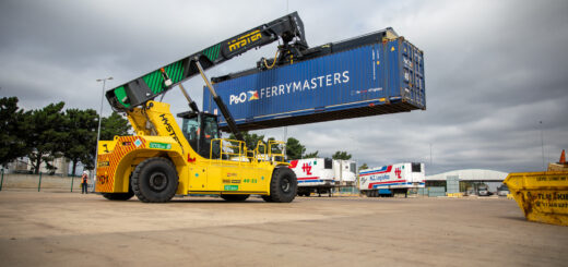 Hydrogen ReachStacker begins live trial at Port of Tilbury
